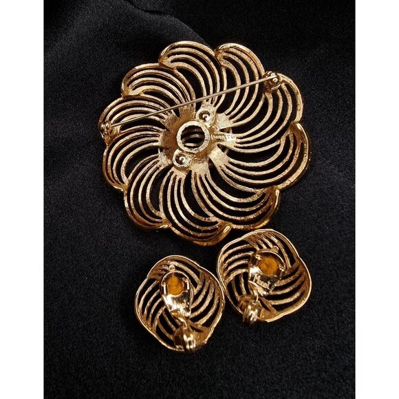 Vintage Monet 1960s Gold-Tone Brooch & Earrings Set - Picture 5 of 5